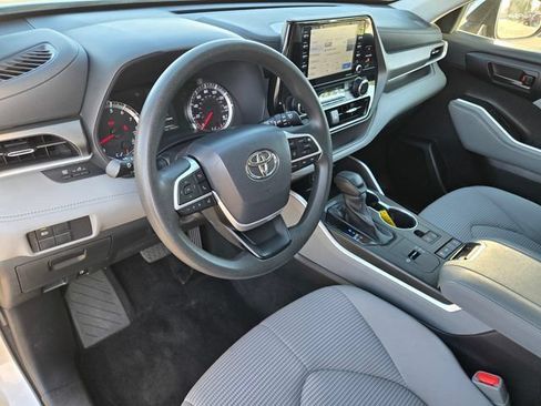 Used 2022 Toyota Highlander L FWD image 12