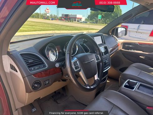 Used 2012 Chrysler Town & Country Touring-L w/ Premium Group FWD image 8