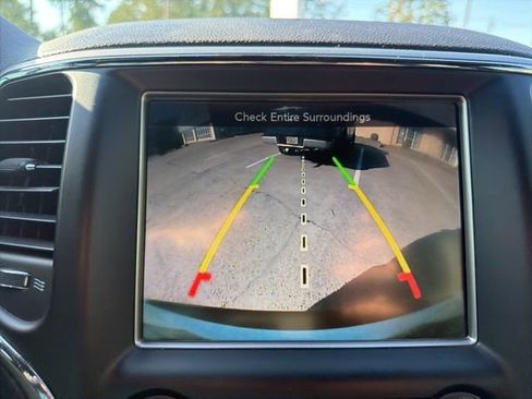 Used 2017 Jeep Grand Cherokee Altitude RWD image 28