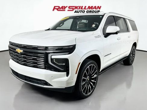 Used 2025 Chevrolet Suburban High Country AWD/4WD image 3