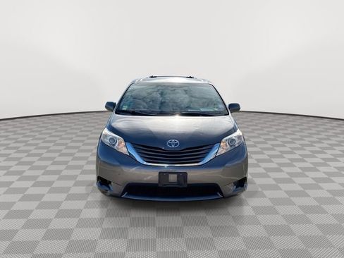 Used 2015 Toyota Sienna LE image 3