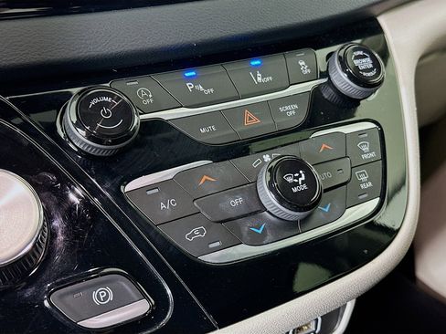 Used 2023 Chrysler Pacifica Touring-L image 23