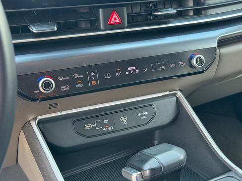 Used 2025 Kia Carnival FWD image 28