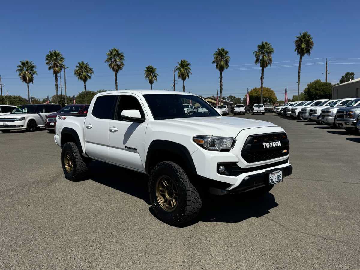 Used 2019 Toyota Tacoma TRD Off-Road w/ Technology Package AWD/4WD image 2