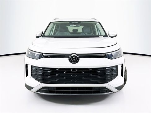 Used 2025 Volkswagen Tiguan SE image 5