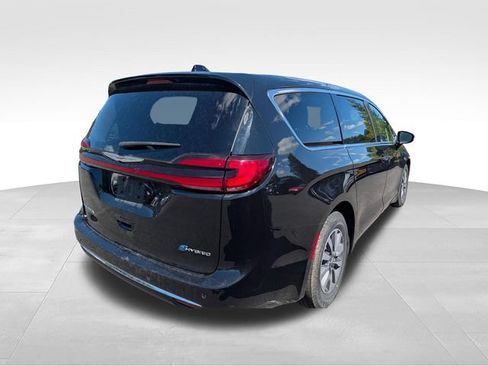 Used 2024 Chrysler Pacifica Limited FWD image 6