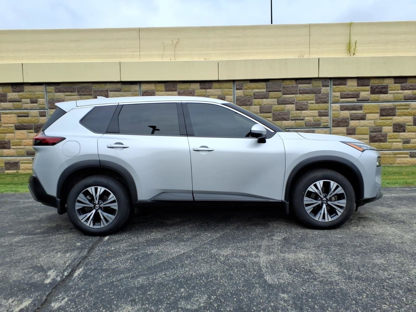 Used 2021 Nissan Rogue SV AWD/4WD image 12