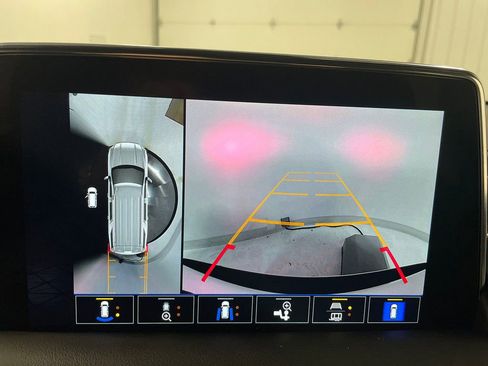 Used 2023 GMC Yukon SLT w/ SLT Premium Package image 4