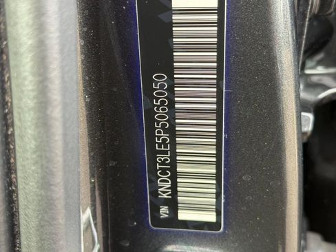 Used 2023 Kia Niro SX image 30