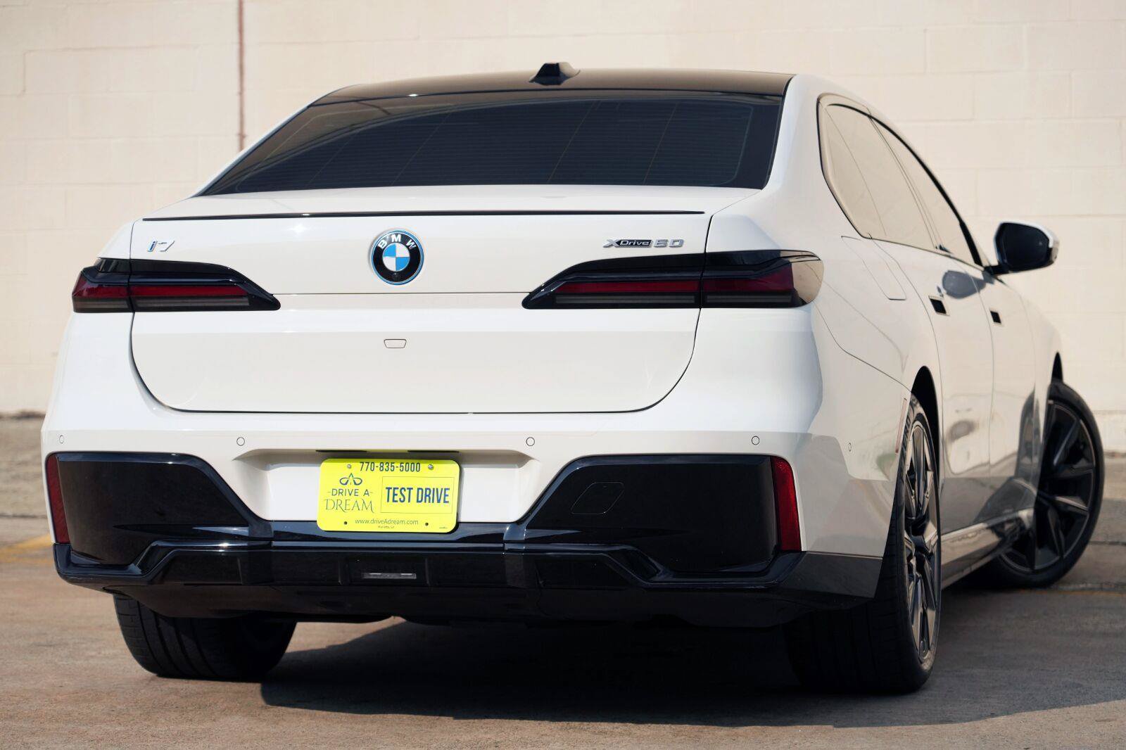 Used 2024 BMW i7 xDrive60 w/ Premium Package AWD/4WD image 3