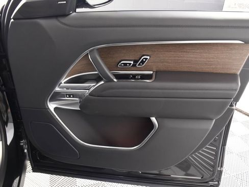 Certified 2025 Land Rover Range Rover SE image 17