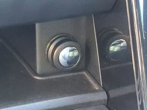 Used 2018 Land Rover Discovery SE image 28