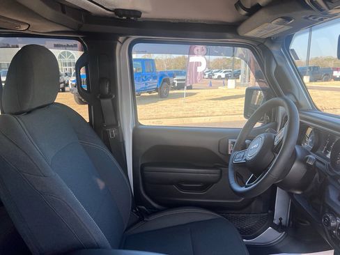 Used 2024 Jeep Gladiator Sport image 13
