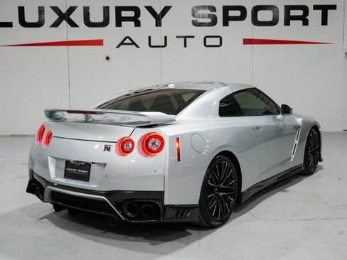 Used 2020 Nissan GT-R Premium image 6