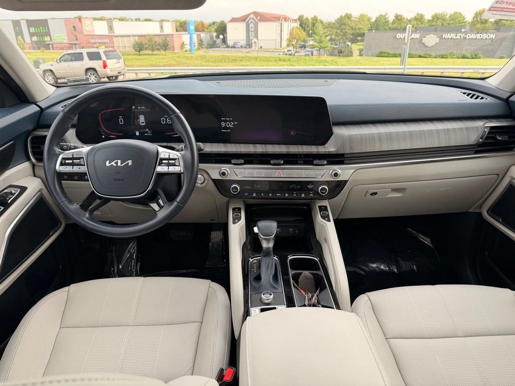 Used 2024 Kia Telluride EX w/ EX Captain's Chair Package FWD image 3