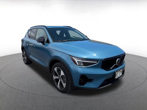 Used 2024 Volvo XC40 B5 Core AWD/4WD image 3