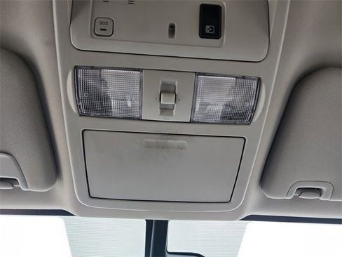 Used 2018 Nissan Titan SL image 21