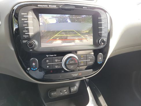 Used 2017 Kia Soul + w/ Primo Package FWD image 24