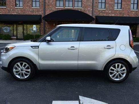 Used 2017 Kia Soul + FWD image 4