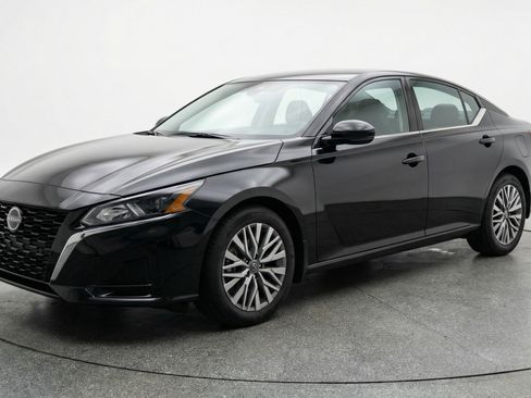 Used 2025 Nissan Altima 2.5 SV FWD image 3