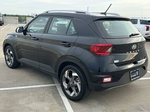 Used 2025 Hyundai Venue SEL FWD image 11