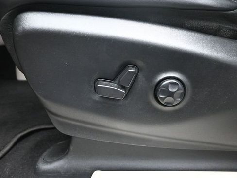 Used 2023 Chrysler Pacifica Touring-L image 7