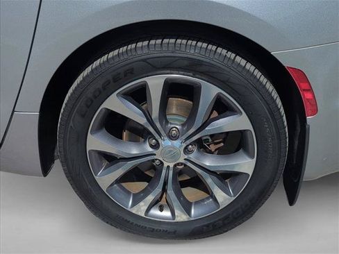 Used 2017 Chrysler Pacifica Limited w/ Advanced Safetytec Group FWD image 9