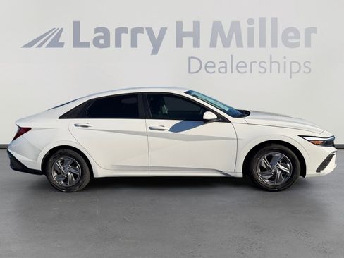 Certified 2025 Hyundai Elantra SE w/ Cargo Package image 6