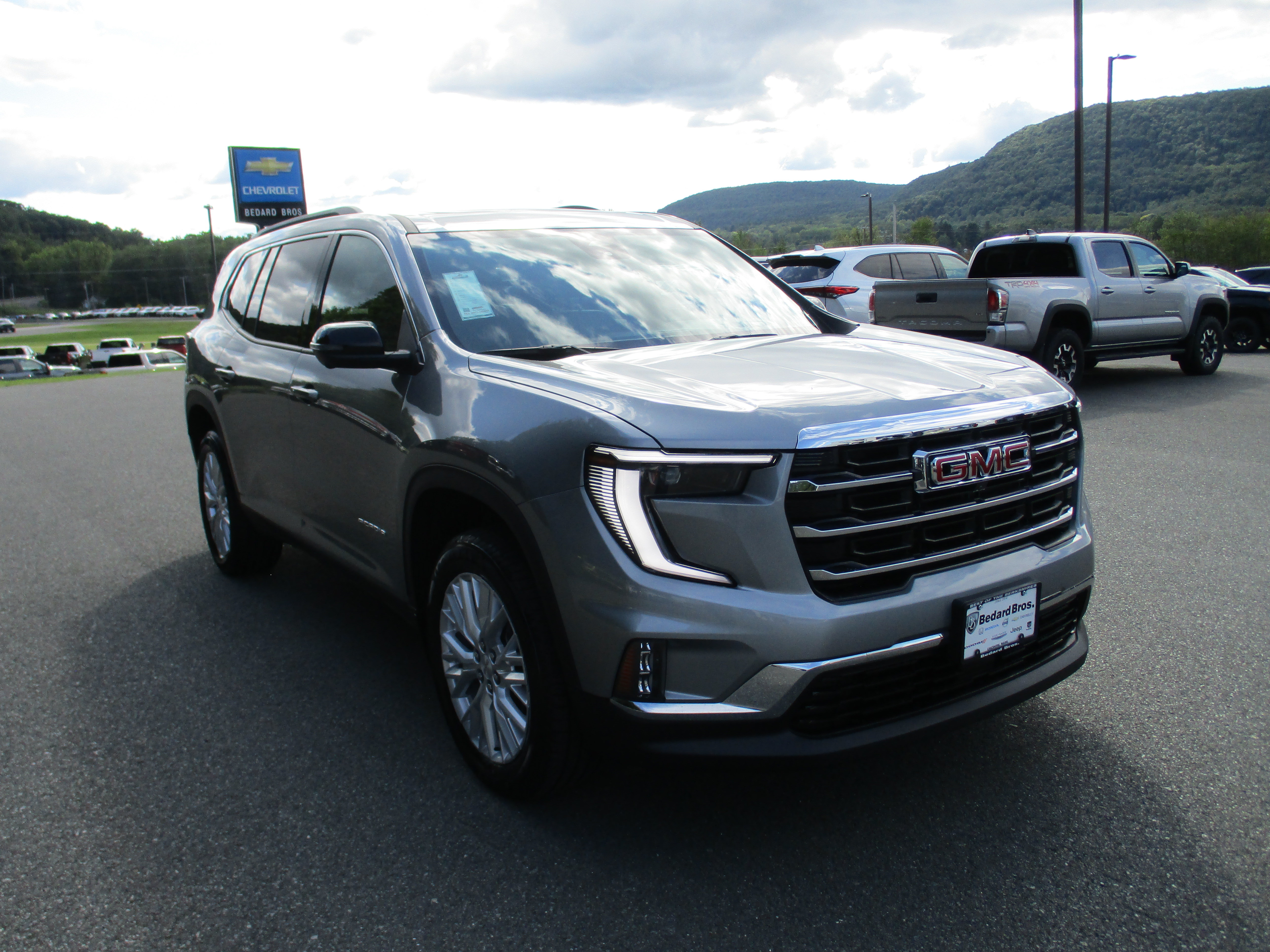 Certified 2025 GMC Acadia Elevation w/ Elevation Premium Package AWD/4WD image 3