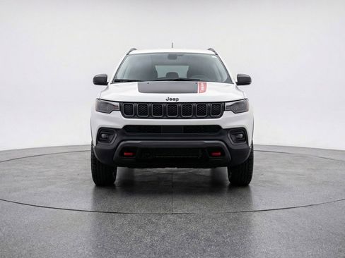 Used 2025 Jeep Compass Trailhawk image 2