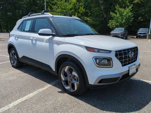 Used 2025 Hyundai Venue SEL FWD image 2