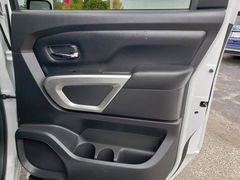 Used 2022 Nissan Titan SV image 14