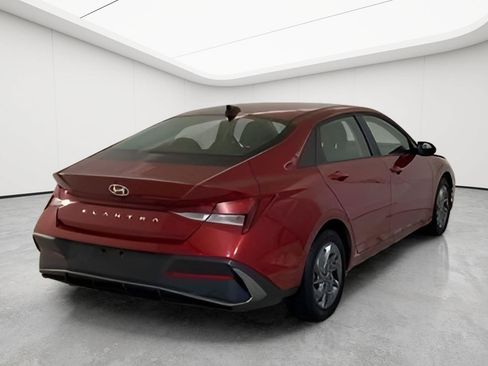 Used 2024 Hyundai Elantra SEL FWD image 2
