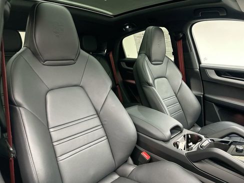 Used 2025 Porsche Cayenne S AWD/4WD image 18