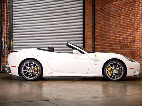 Used 2014 Ferrari California image 12