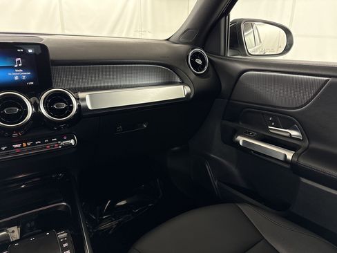 Used 2022 Mercedes-Benz GLB 250 image 30