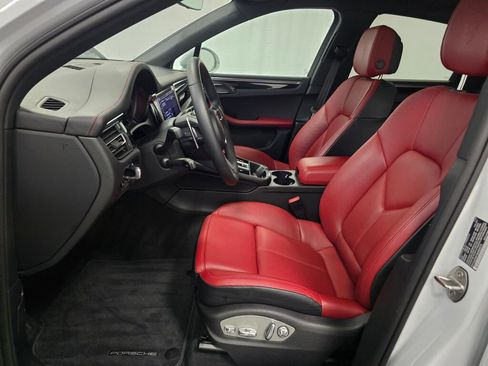 Certified 2025 Porsche Macan image 13