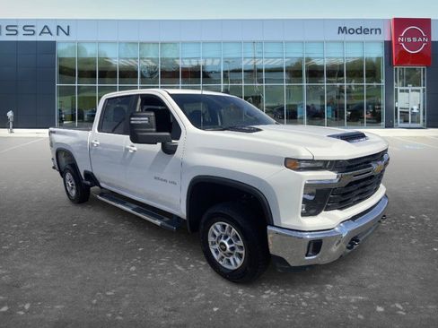 Used 2025 Chevrolet Silverado 2500 LT w/ Convenience Package AWD/4WD image 3