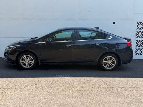 Used 2018 Chevrolet Cruze LT w/ Convenience Package FWD image 2
