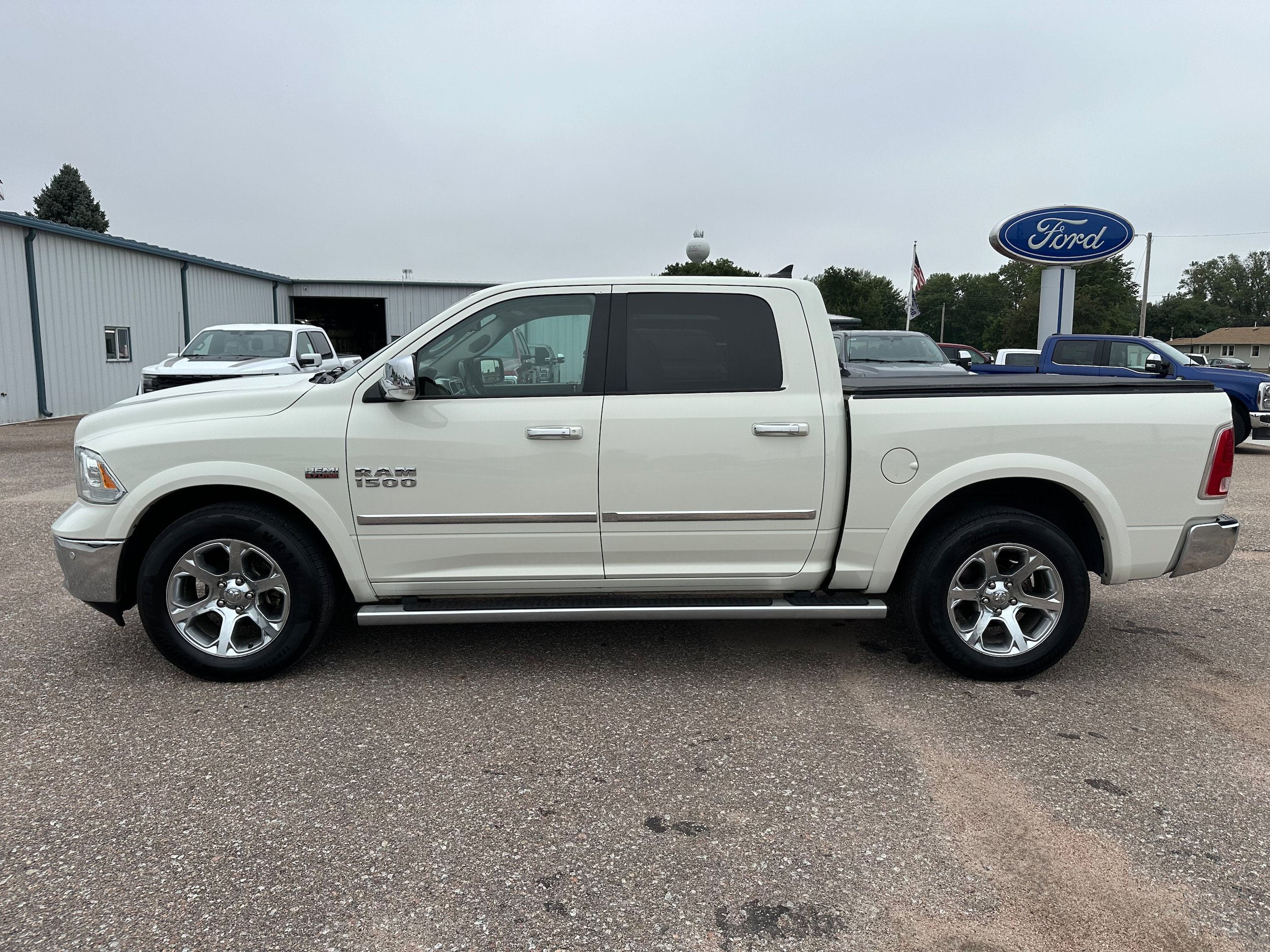 Used 2016 RAM 1500 Laramie w/ Convenience Group AWD/4WD image 3