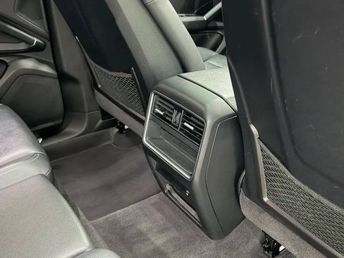 Used 2022 Porsche Cayenne AWD/4WD image 36