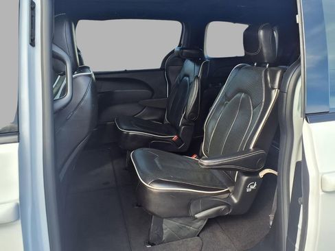 Certified 2025 Chrysler Pacifica Limited image 25