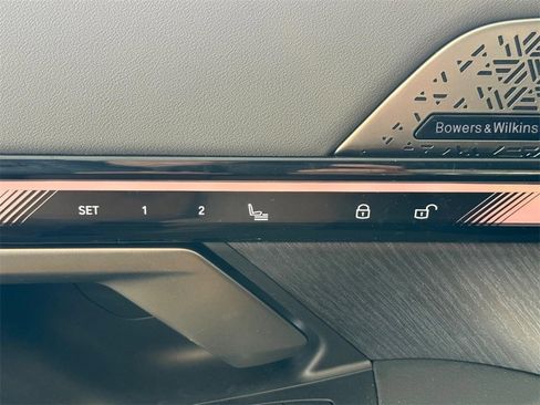 Used 2025 BMW 550e xDrive w/ Premium Package image 21