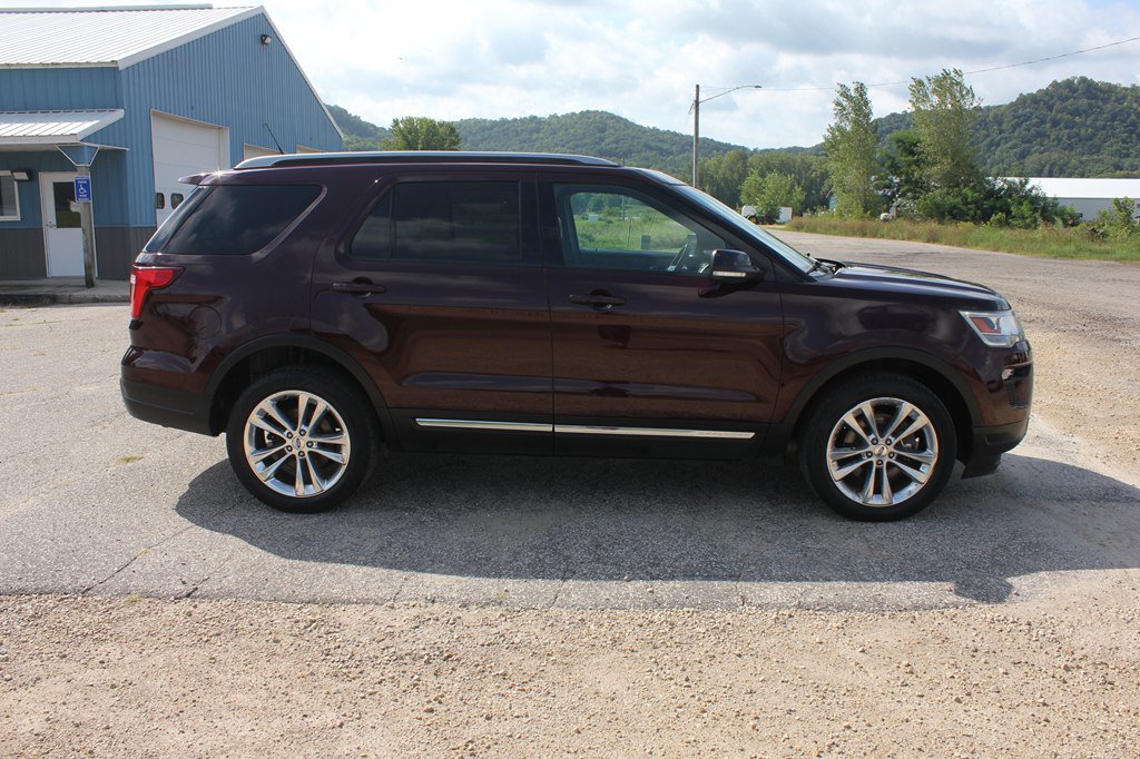 Used 2018 Ford Explorer XLT w/ Equipment Group 202A AWD/4WD image 4
