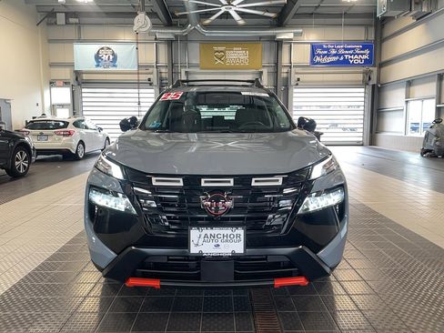 Used 2025 Nissan Rogue SV image 2