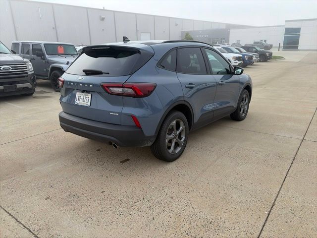 Used 2025 Ford Escape ST-Line Select AWD/4WD image 2