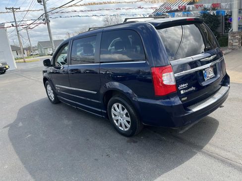 Used 2014 Chrysler Town & Country Touring image 9