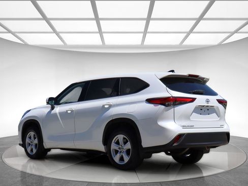 Used 2022 Toyota Highlander LE AWD/4WD image 6