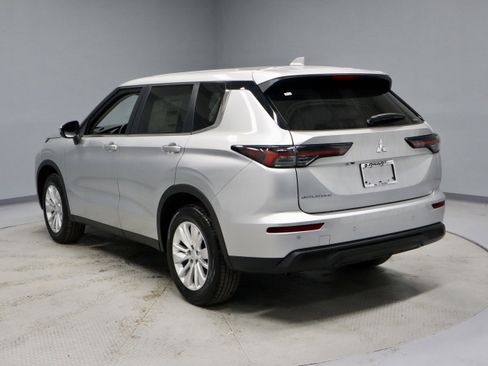 New 2026 Mitsubishi Outlander ES image 6