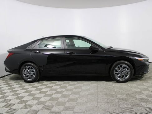 Used 2025 Hyundai Elantra Blue image 17